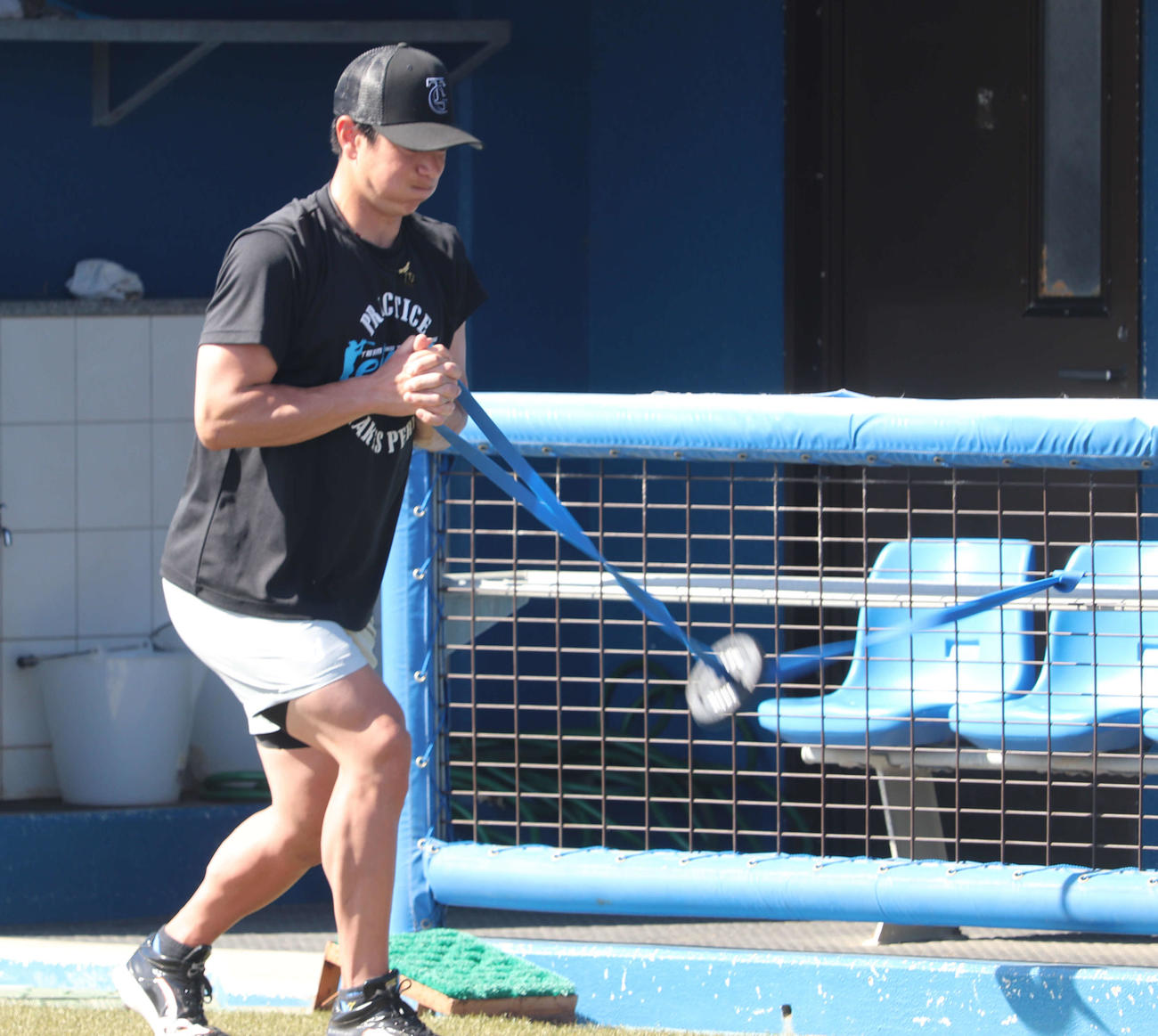沖縄・伊江島の自主トレを公開し、体幹トレーニングに励む巨人松本（撮影・小早川宗一郎）