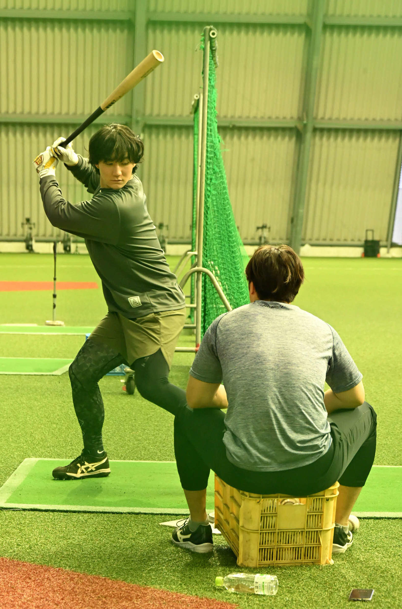 タマホームスタジアム筑後でトレーニングを行うソフトバンク正木（左）と広瀬隆（撮影・林敢治）
