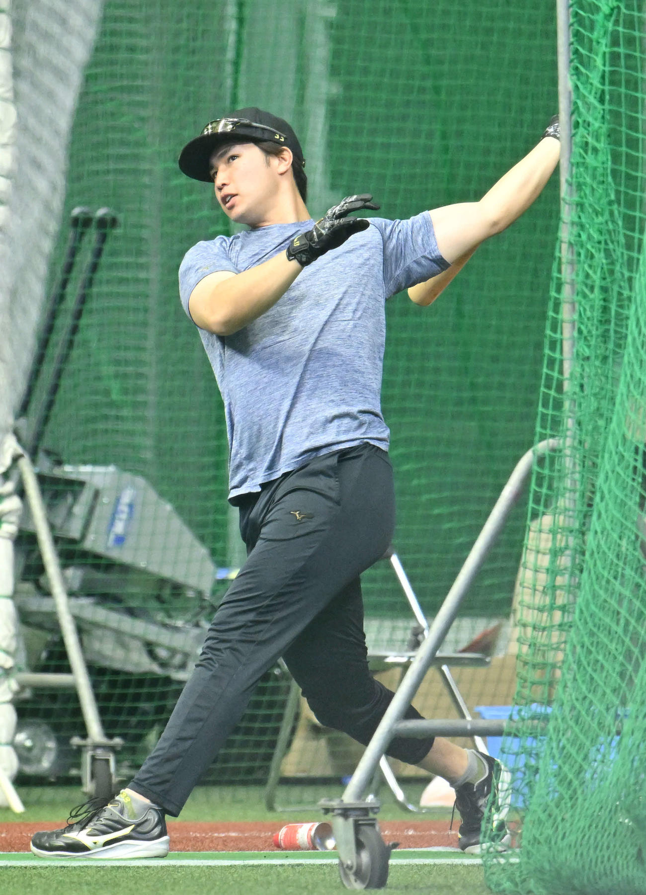 タマホームスタジアム筑後でトレーニングを行うソフトバンク広瀬隆（撮影・林敢治）