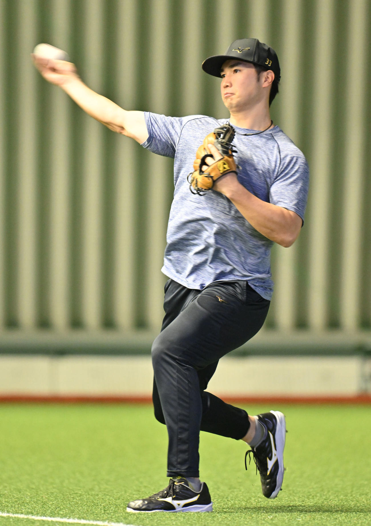 タマホームスタジアム筑後でトレーニングを行うソフトバンク広瀬隆（撮影・林敢治）