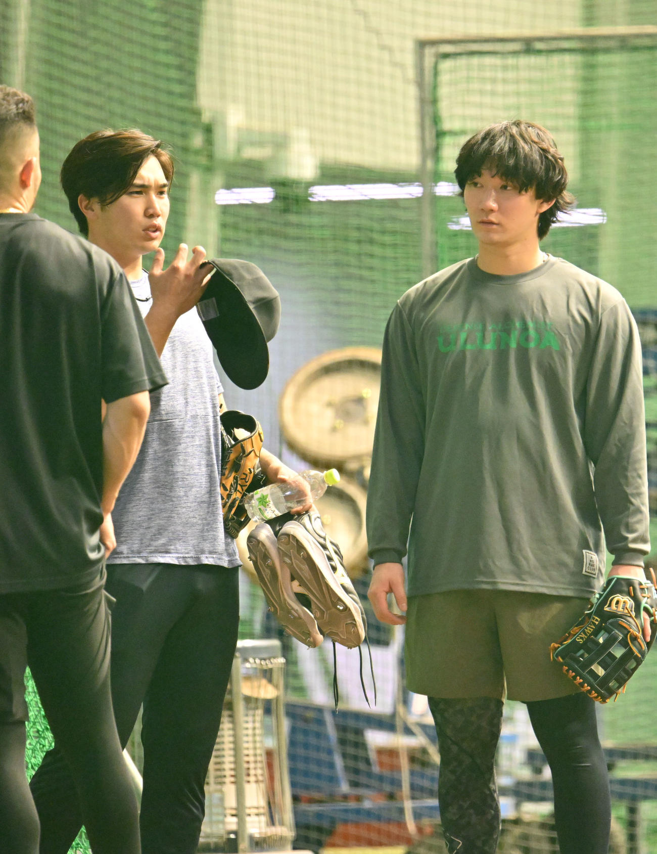 タマホームスタジアム筑後でトレーニングを行うソフトバンク正木（右）と広瀬隆（撮影・林敢治）