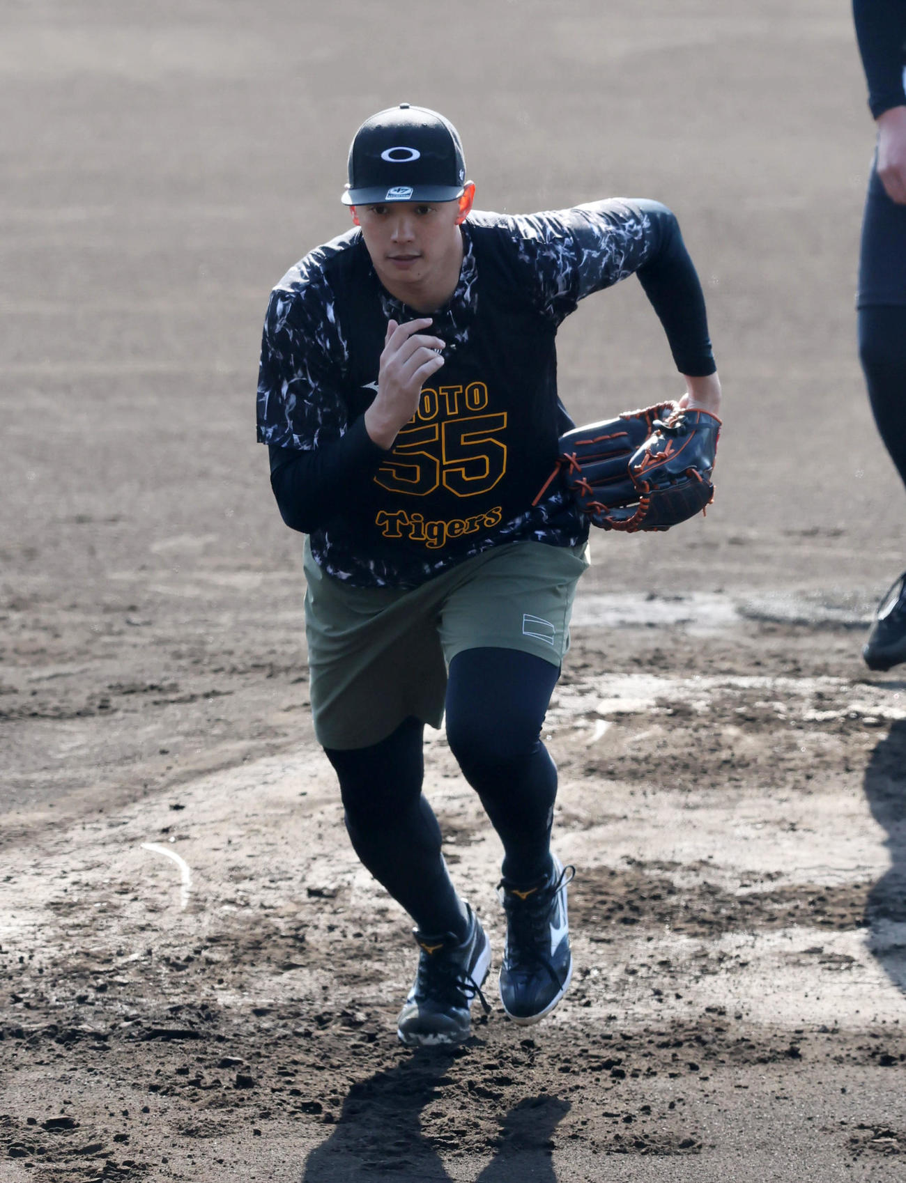 投内連係プレーの練習でマウンドから本塁方向へ駆け出す阪神能登（撮影・加藤哉）
