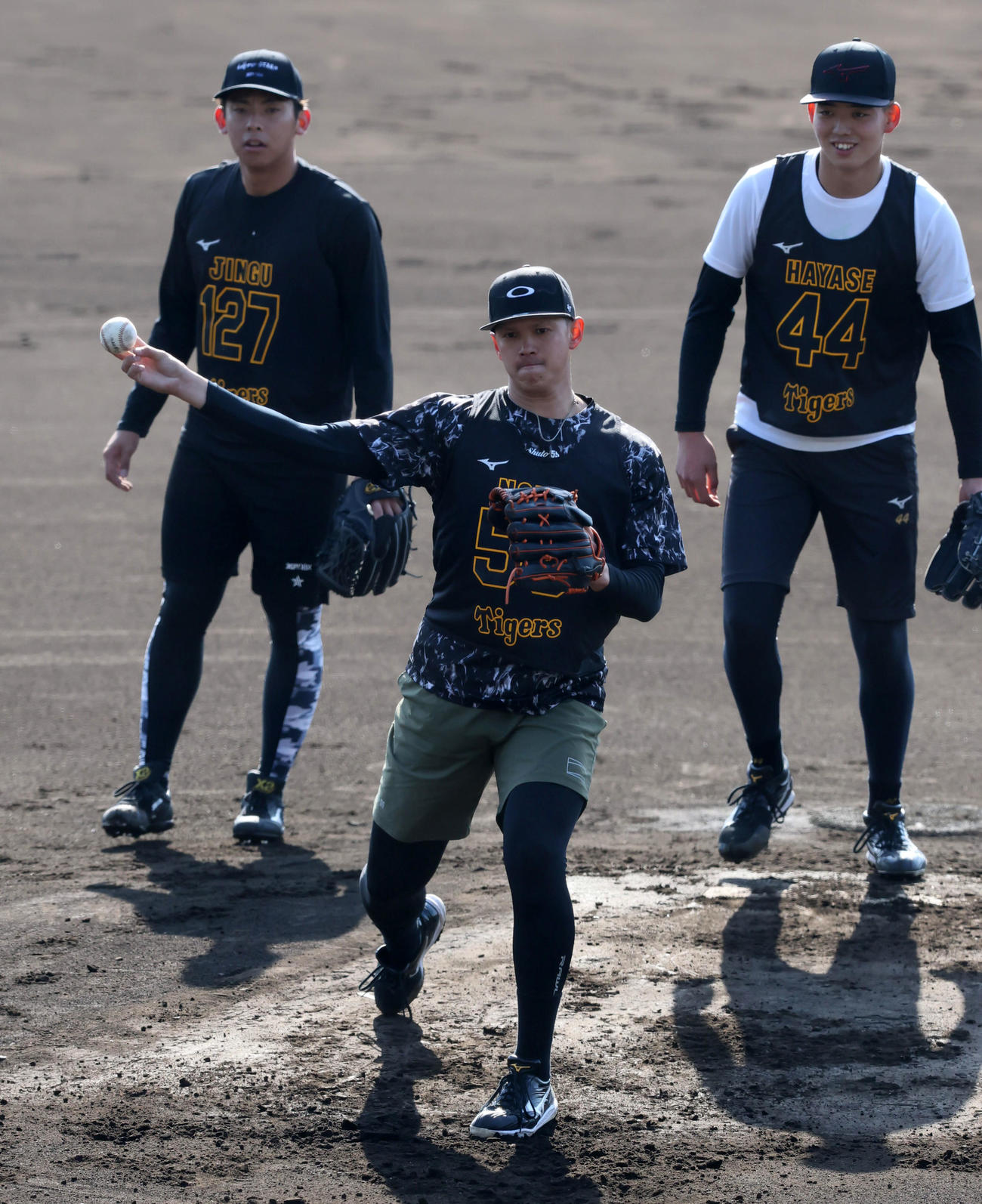 神宮（左）、早瀬（右）とともに投内連係プレーの練習を行う阪神能登（撮影・加藤哉）