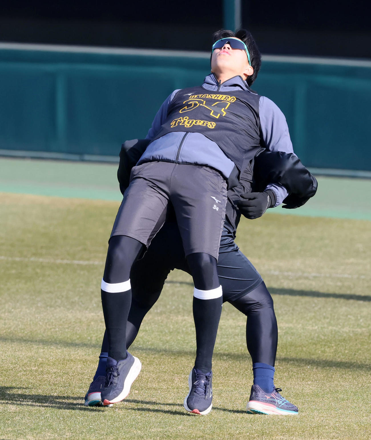 阪神岡城は谷端と組んでストレッチ運動を行う（撮影・加藤哉）