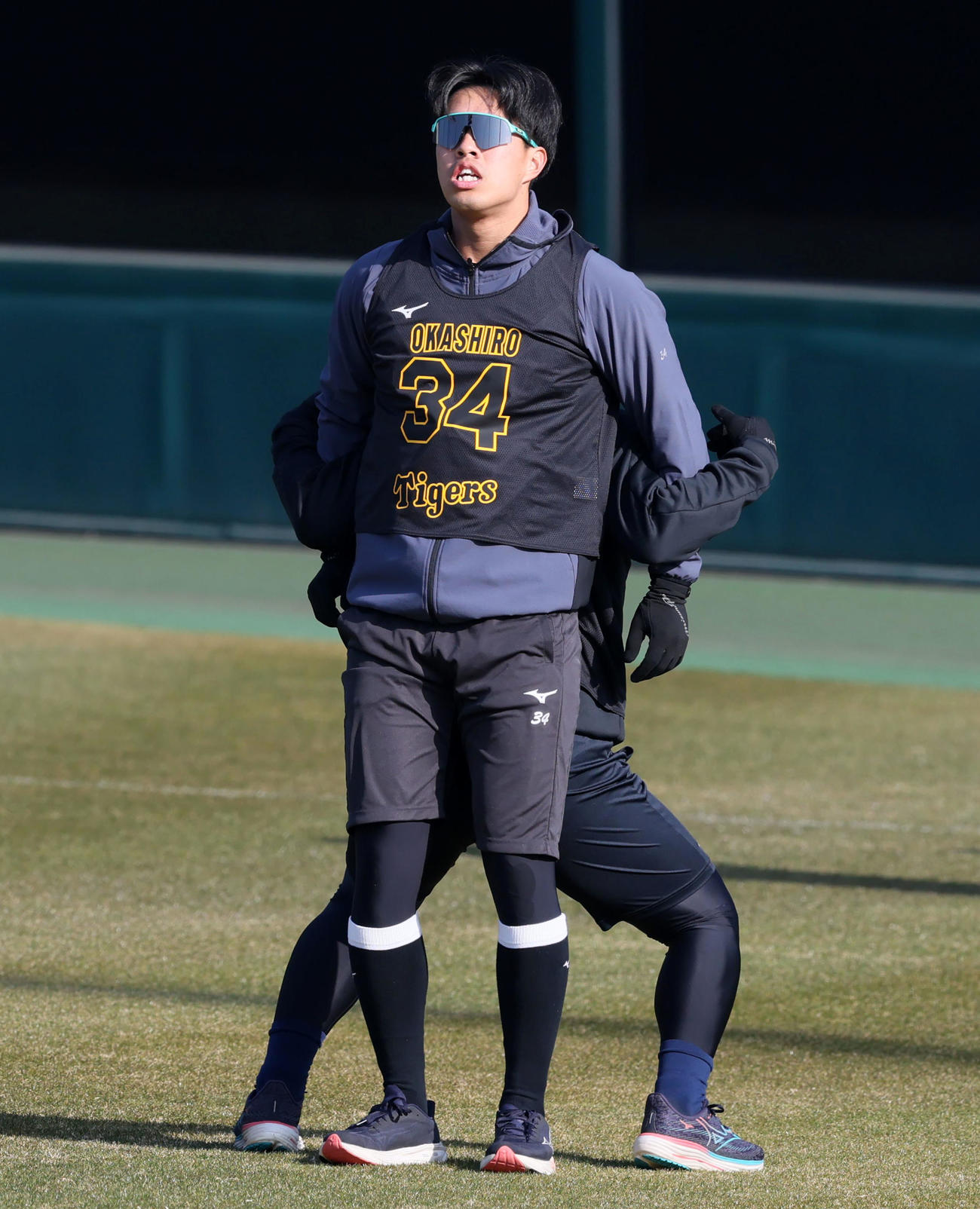 阪神岡城は谷端と組んでストレッチ運動を行う（撮影・加藤哉）