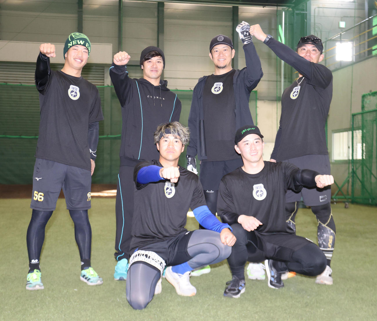 記念撮影に納まる後列左から阪神の百崎、坂本、岩貞、伊藤将、前列左からDeNA岩田、ソフトバンク藤田（撮影・梅根麻紀）