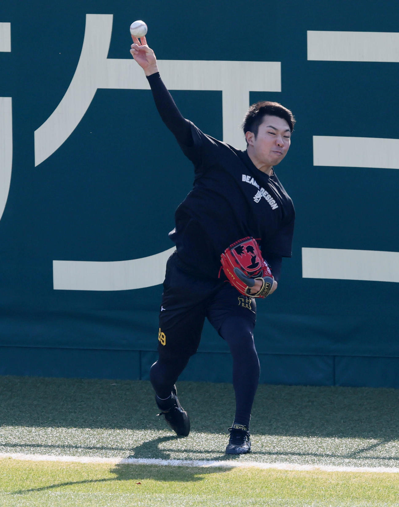 自主トレでキャッチボールする阪神石井（撮影・加藤哉）