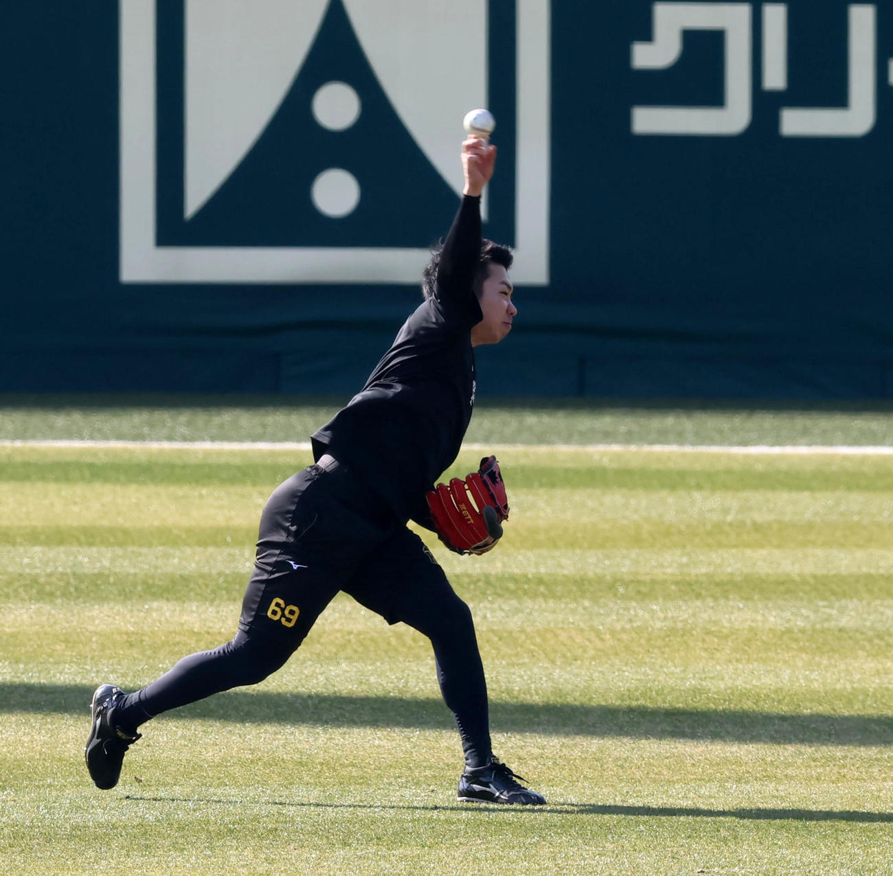 自主トレでキャッチボールする阪神石井（撮影・加藤哉）