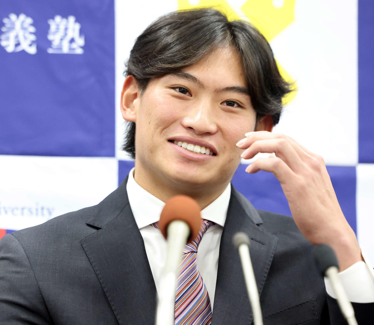 MLBのカブスとマイナー契約契約を結んだ慶大・常松は笑顔で会見に臨む（撮影・浅見桂子）