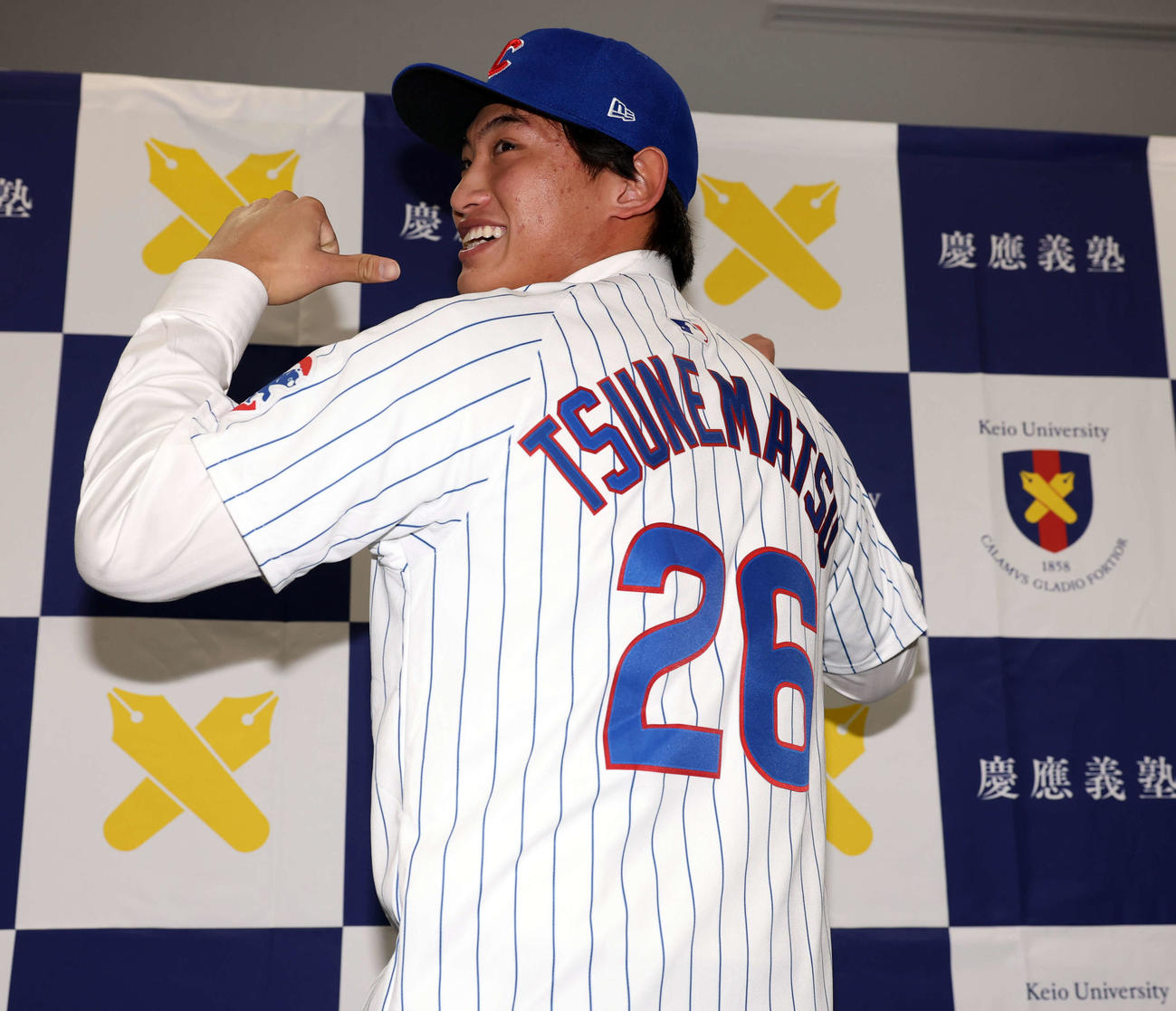 MLBのカブスとマイナー契約契約を結んだ慶大・常松は背番号26のユニホーム姿を披露する（撮影・浅見桂子）