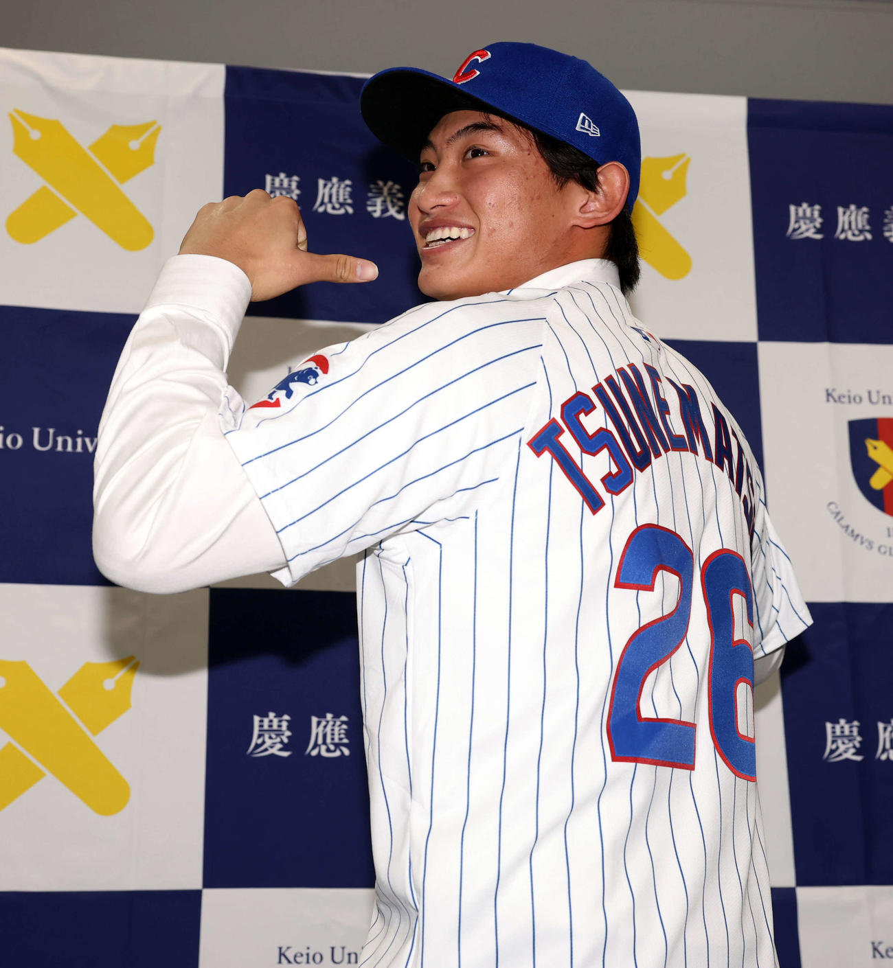 MLBのカブスとマイナー契約契約を結んだ慶大・常松は背番号26のユニホーム姿を披露する（撮影・浅見桂子）