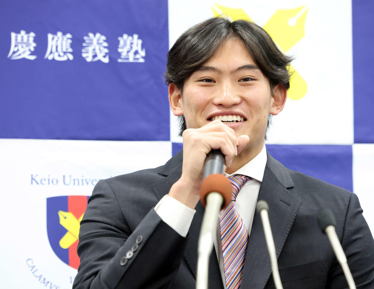 MLBのカブスとマイナー契約契約を結んだ慶大・常松は笑顔で会見に臨む（撮影・浅見桂子）