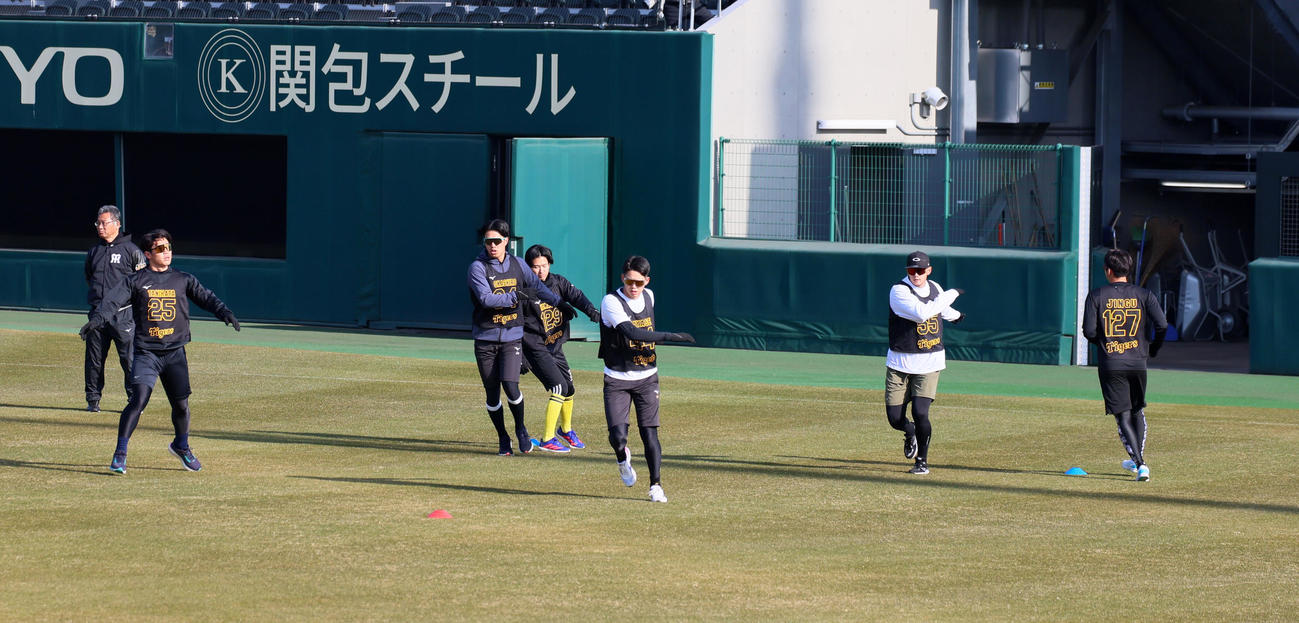 立石を除いた6名で行われた阪神の新人合同自主トレ（撮影・加藤哉）