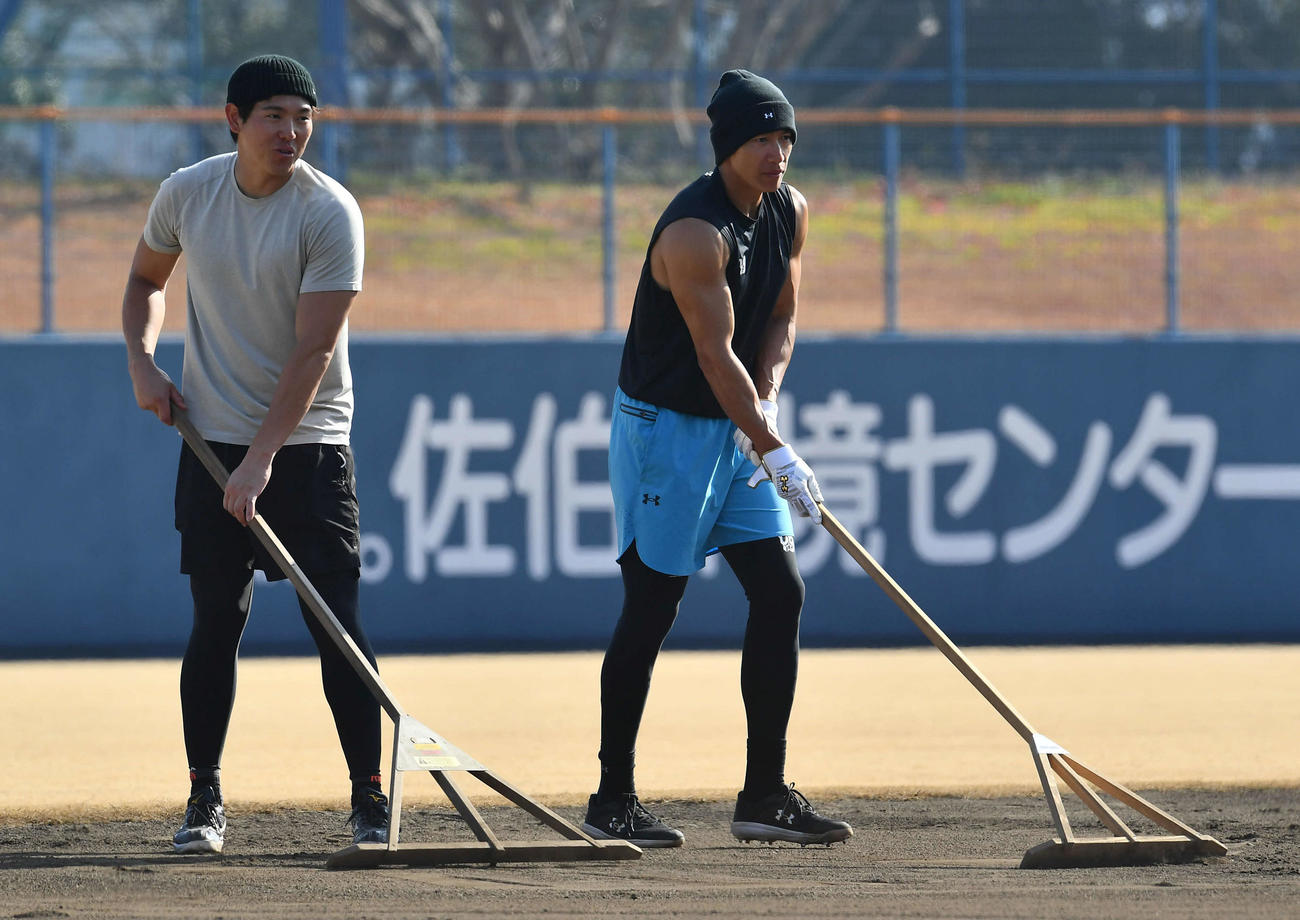 打撃練習を終え、グラウンドを整備するロッテ安田（左）とソフトバンク柳田（撮影・岩下翔太）