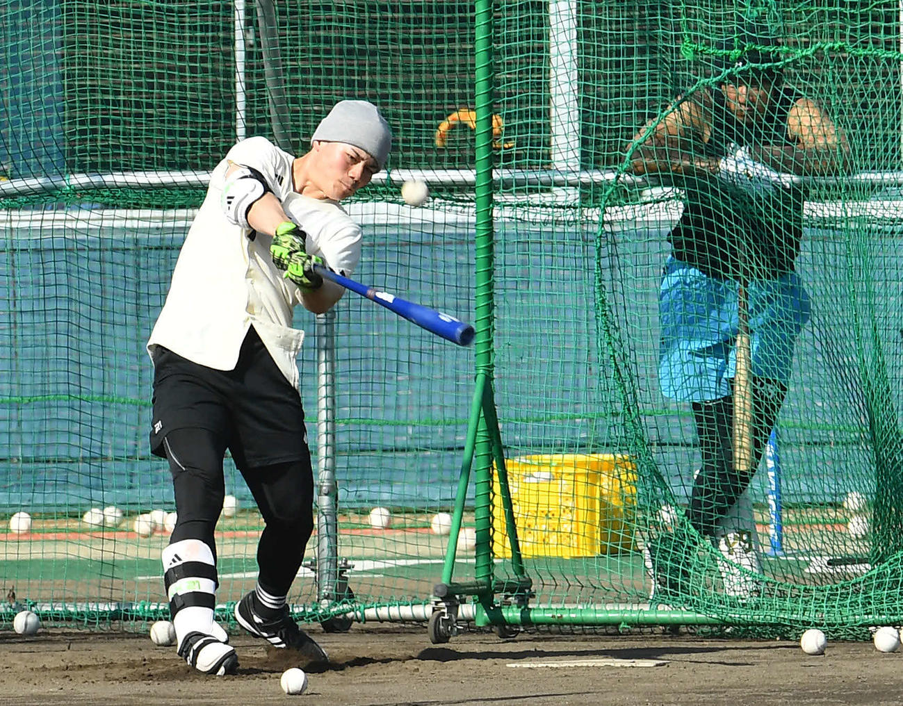 ソフトバンク柳田（右奥）が見守る前でフリー打撃を行う日本ハム清宮幸（撮影・岩下翔太）