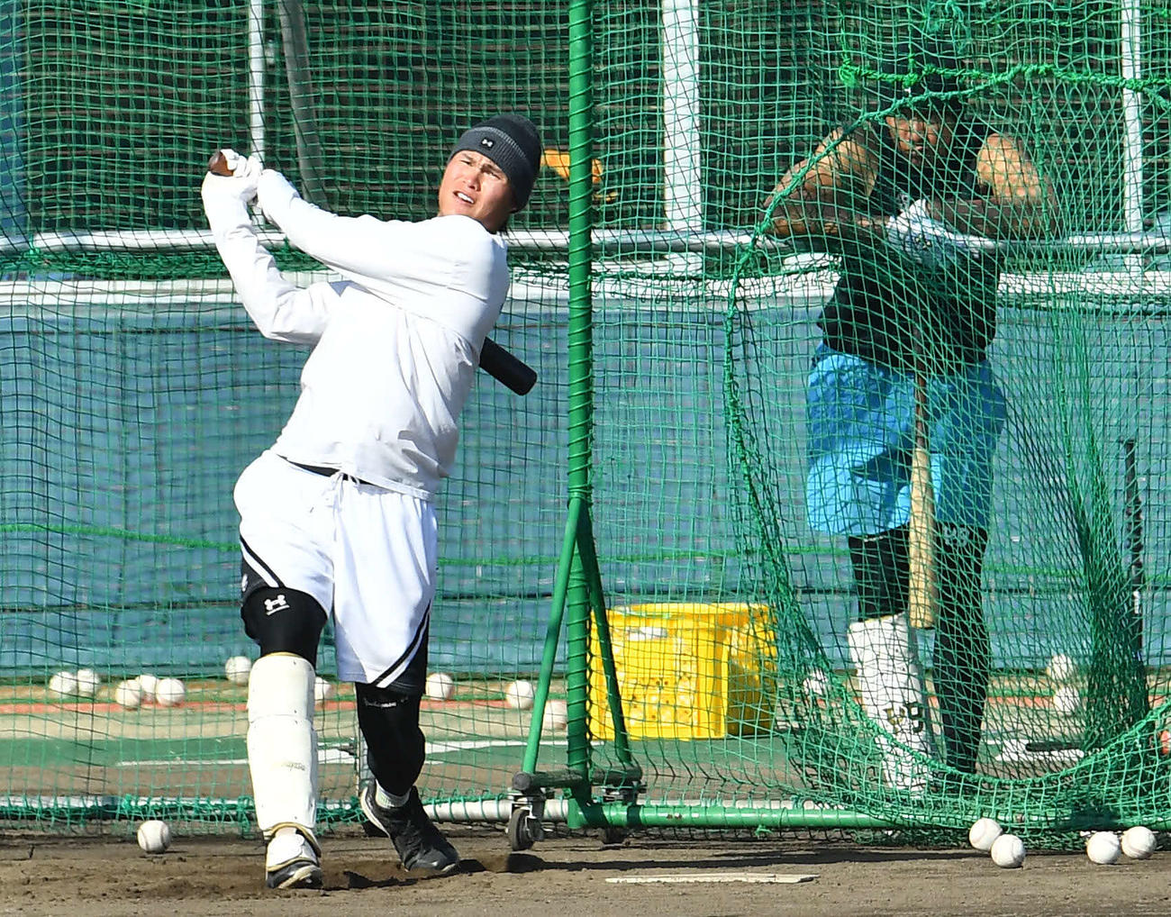 柳田（右奥）が見守る前でフリー打撃を行うソフトバンク笹川（撮影・岩下翔太）