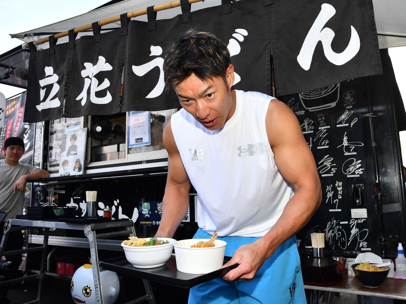 昼食のうどんを受け取って移動するソフトバンク柳田（撮影・岩下翔太）