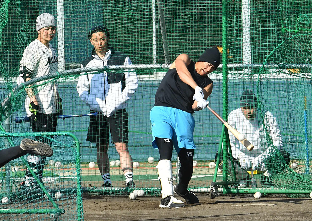 日本ハム清宮幸（左端）、ソフトバンク笹川（右端）が見守る前でフリー打撃を行う柳田（撮影・岩下翔太）