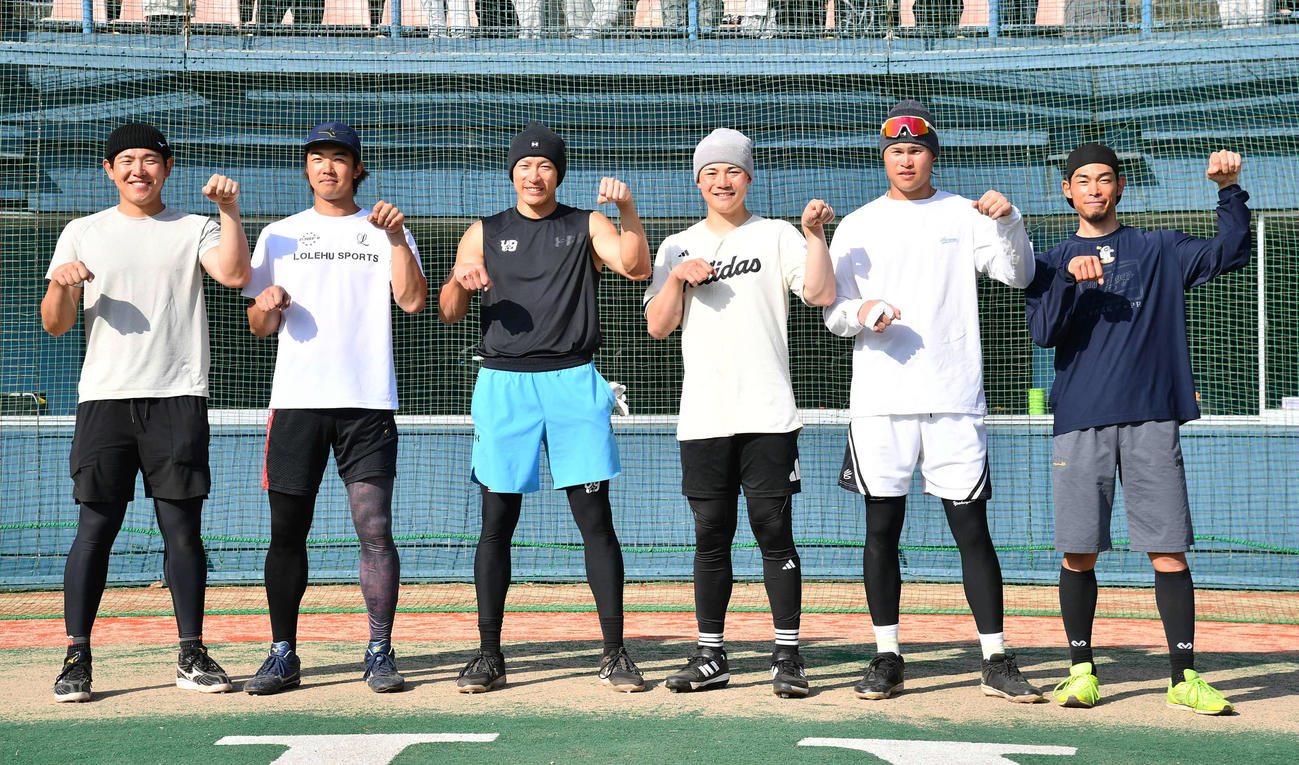 自主トレ公開を終え、午（うま）年にちなんで馬ポーズを決める、左からロッテ安田、DeNA梶原、ソフトバンク柳田、日本ハム清宮幸、ソフトバンク笹川、元ソフトバンク又吉（撮影・岩下翔太）