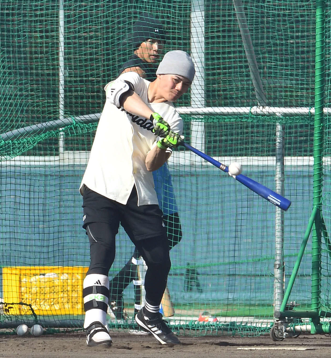 ソフトバンク柳田（奥）の前でフリー打撃を行う日本ハム清宮幸（撮影・岩下翔太）