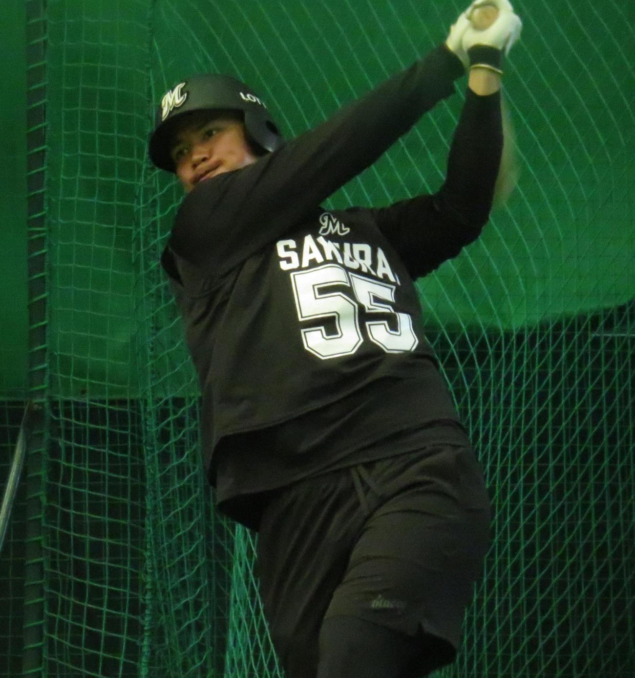 新人合同自主トレで打撃練習をおこなう桜井（撮影・星夏穂）