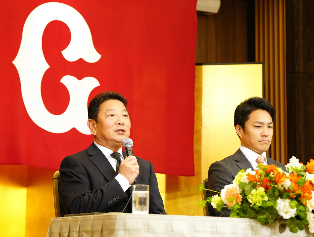 則本（右）の巨人入団会見に同席する吉村CBO（撮影・江口和貴）