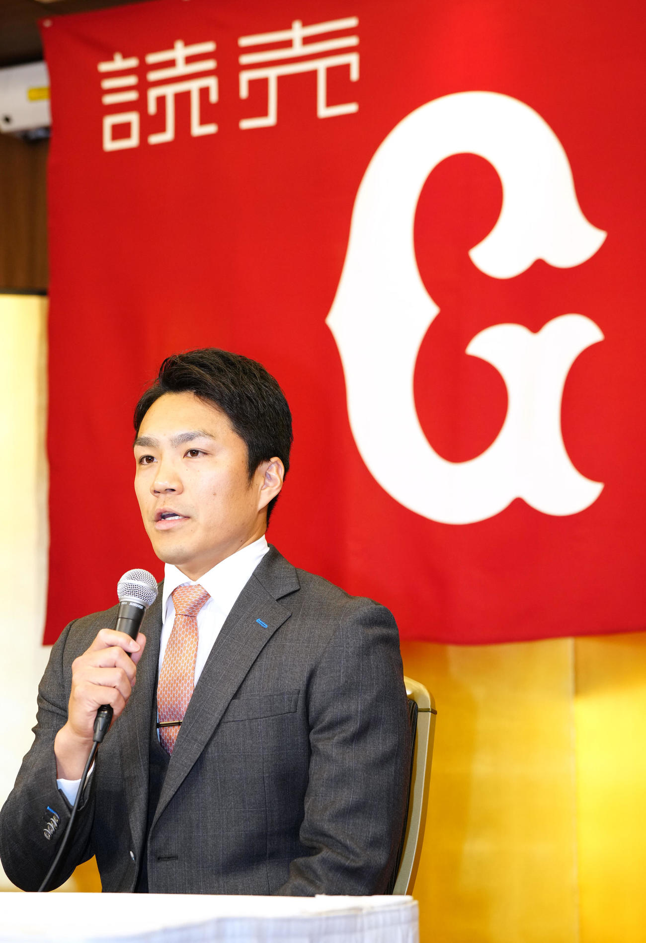 巨人入団会見に臨む則本（撮影・江口和貴）
