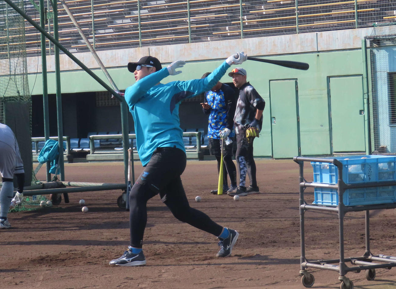 「佐野組」の自主トレに参加し、打撃練習を行うDeNA山本（撮影・山本佳央）