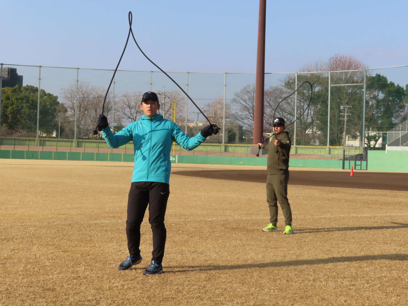 自主トレを公開し、ロープを使ったトレーニングを行うDeNA佐野（右）と山本（撮影・山本佳央）