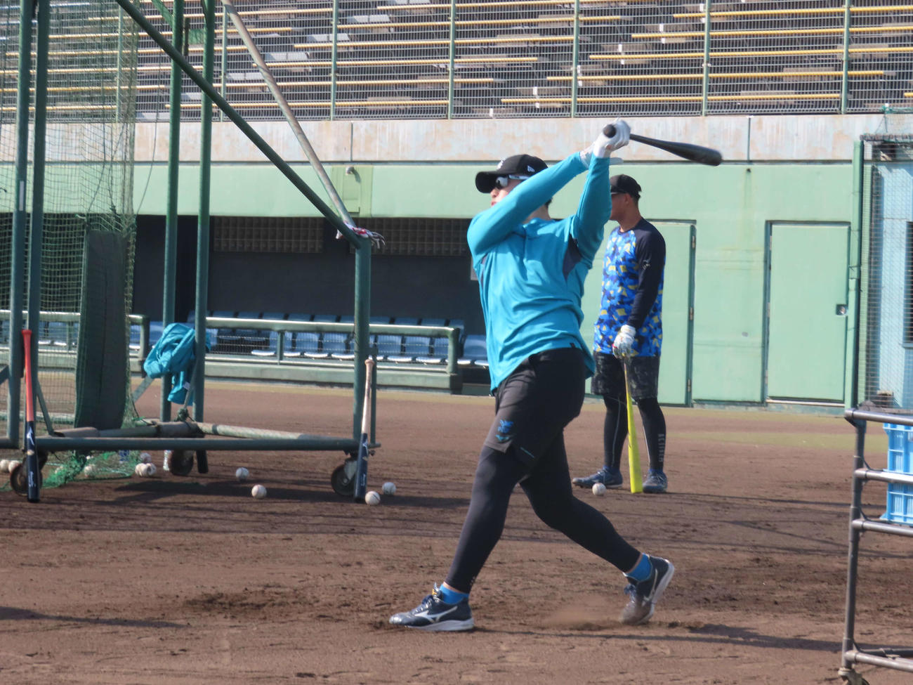 「佐野組」の自主トレに参加し、打撃練習を行うDeNA山本（撮影・山本佳央）