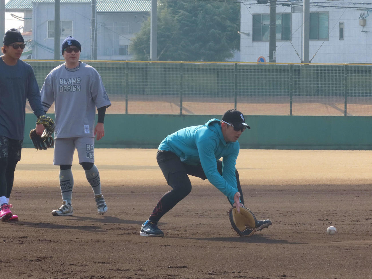 「佐野組」の自主トレに参加し、ノックを受けるDeNA山本（撮影・山本佳央）