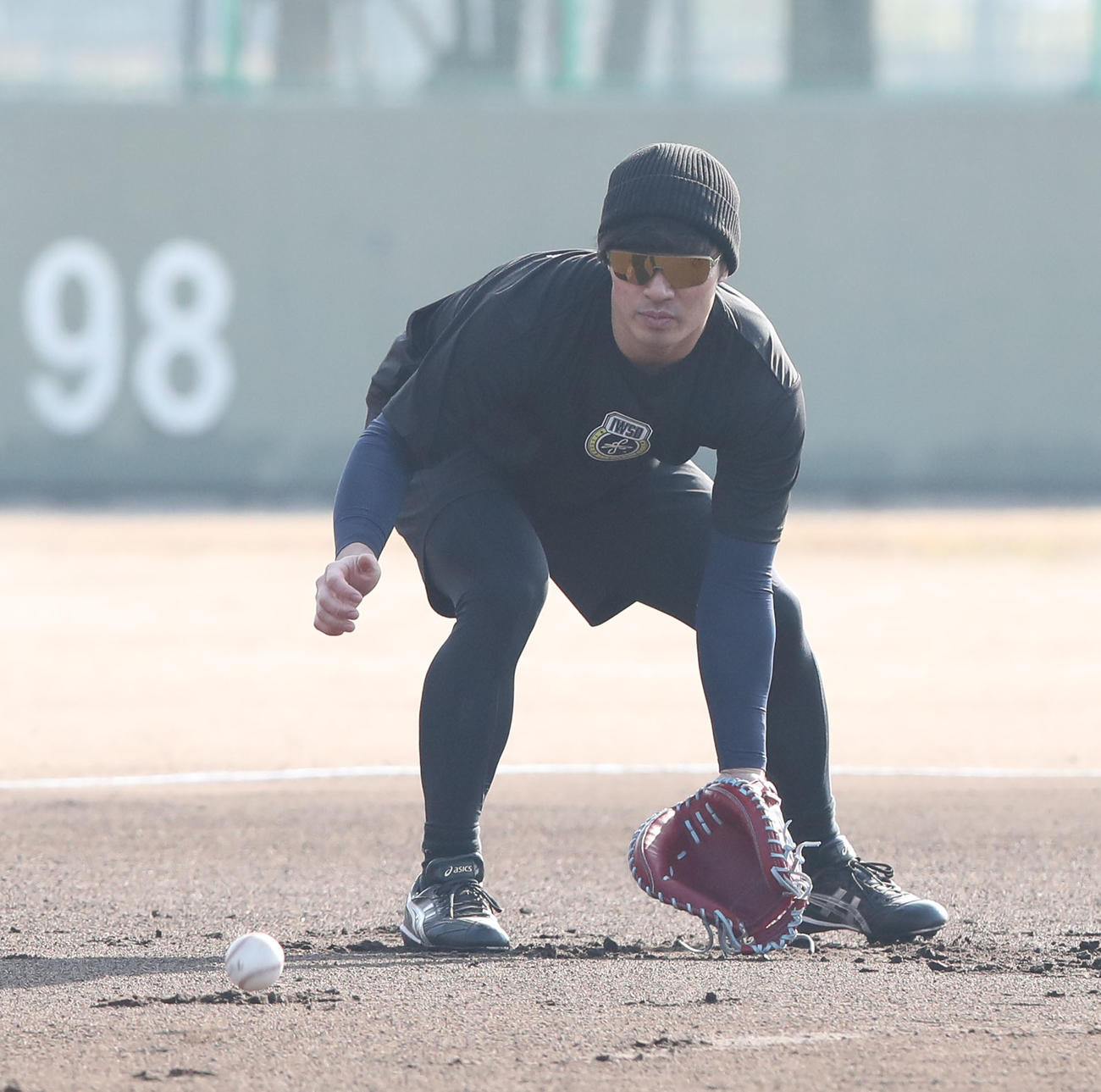 ノックで軽快な動きを見せる阪神の坂本（撮影・梅根麻紀）