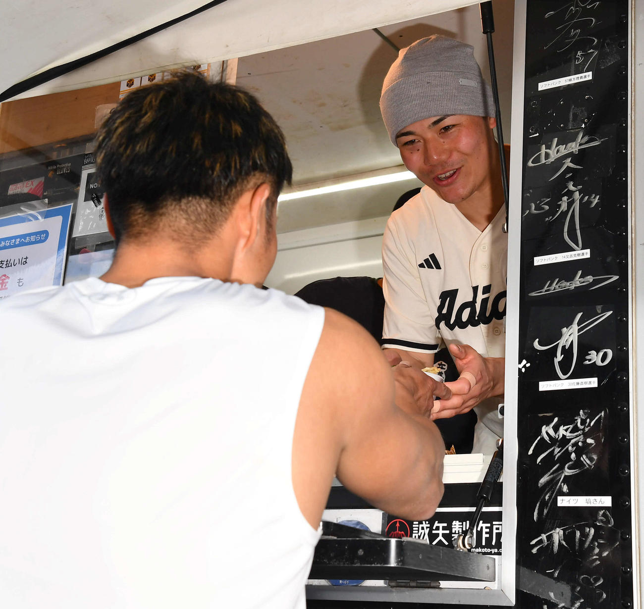 ソフトバンク柳田（左）に昼食のうどんを手渡す日本ハム清宮幸（撮影・岩下翔太）