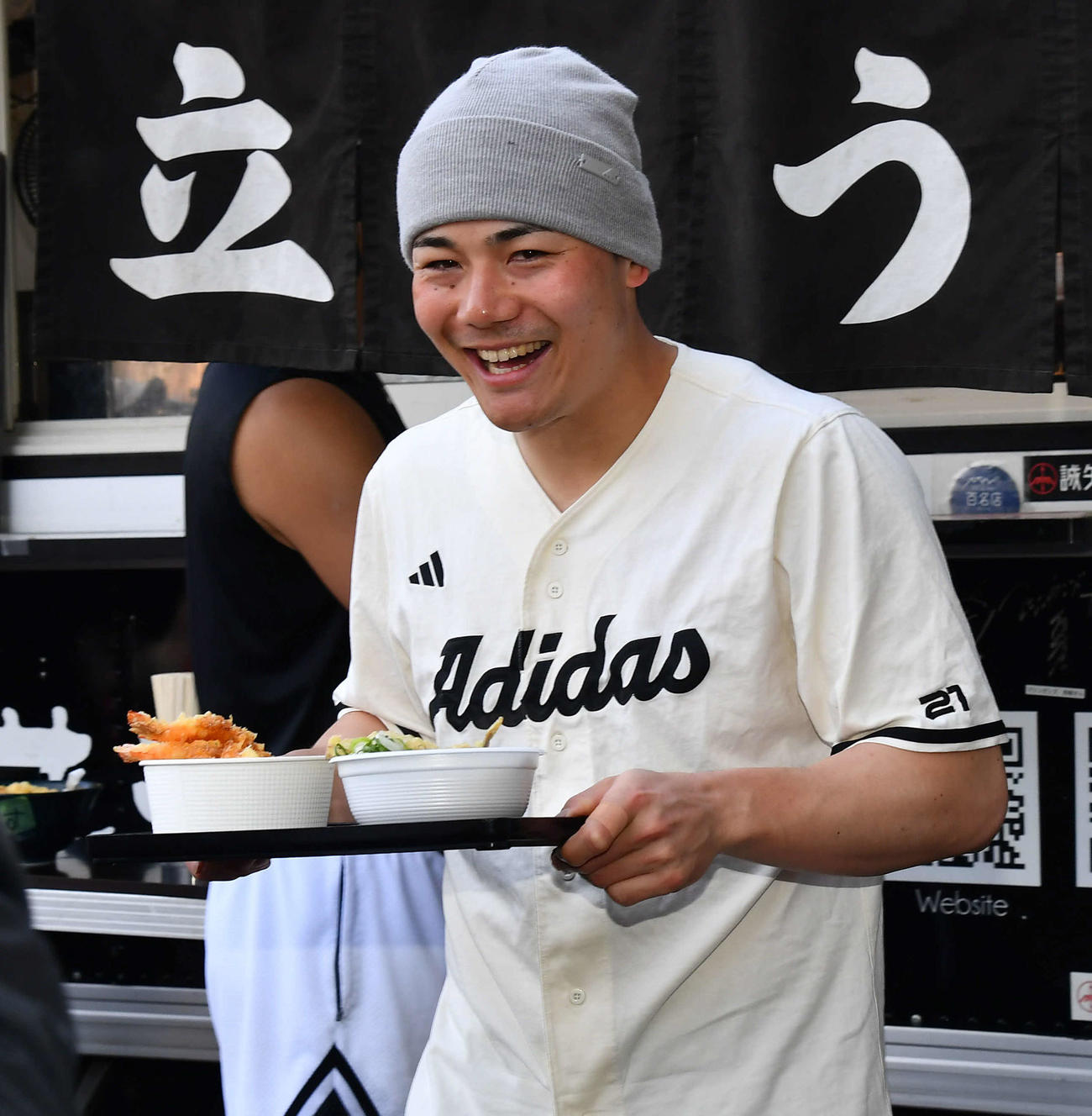 昼食のうどんを手に笑顔を見せる日本ハム清宮幸（撮影・岩下翔太）