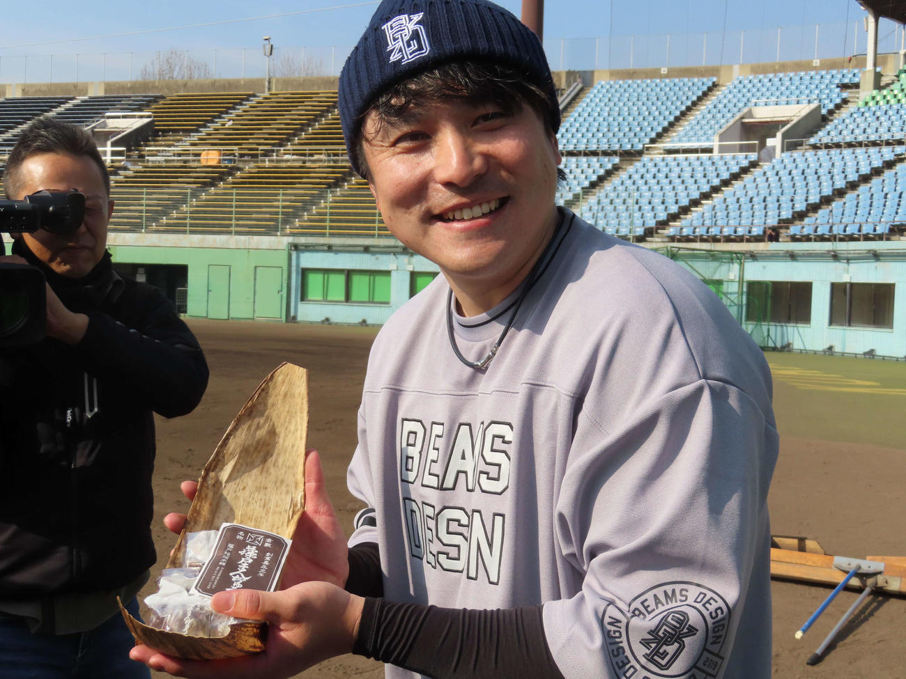 自主トレを公開し、報道陣に倉敷名物「藤戸まんぢゅう」を差し入れするDeNA佐野（撮影・山本佳央）