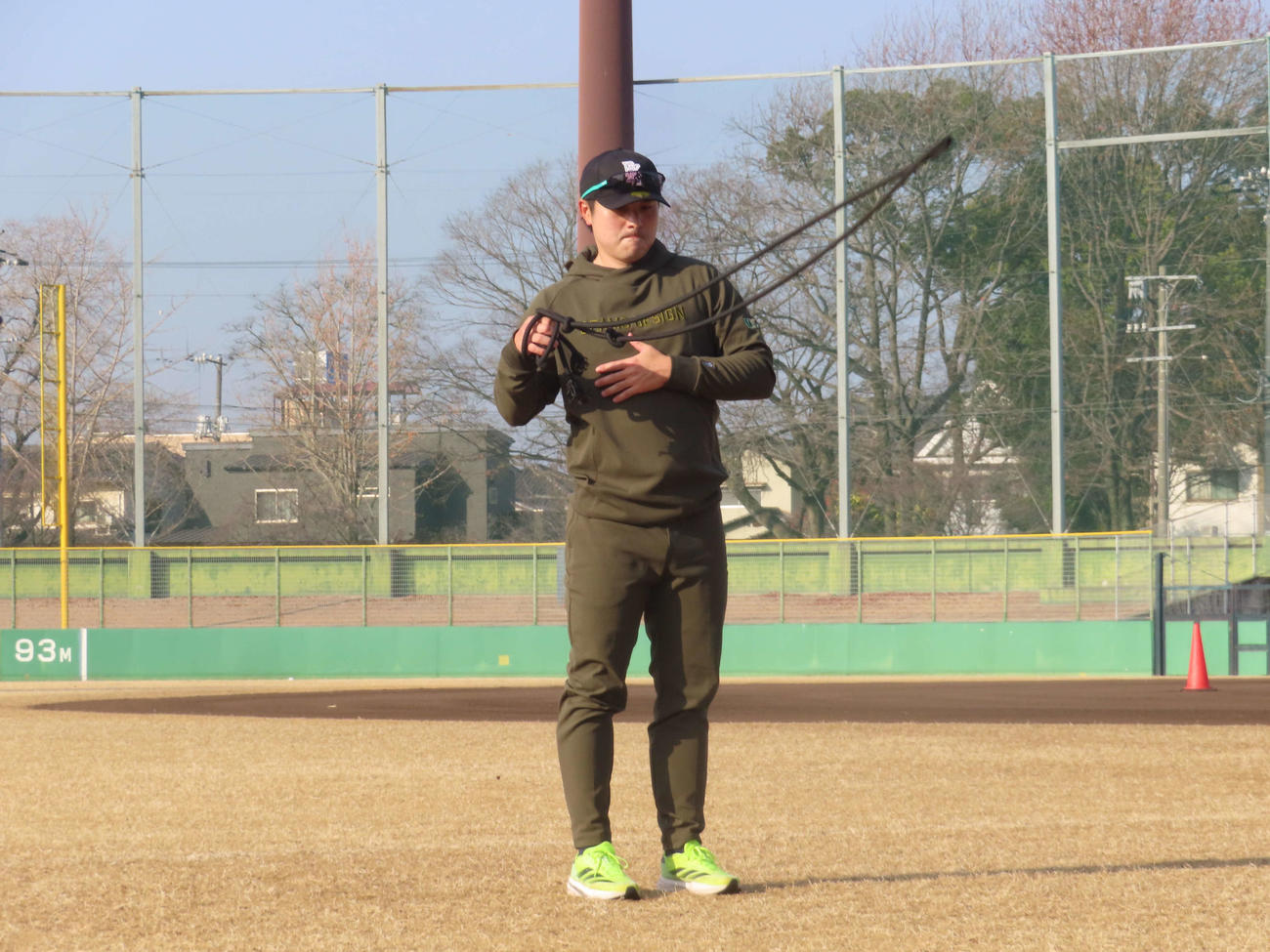 自主トレを公開し、ロープを使ったトレーニングを行うDeNA佐野（撮影・山本佳央）