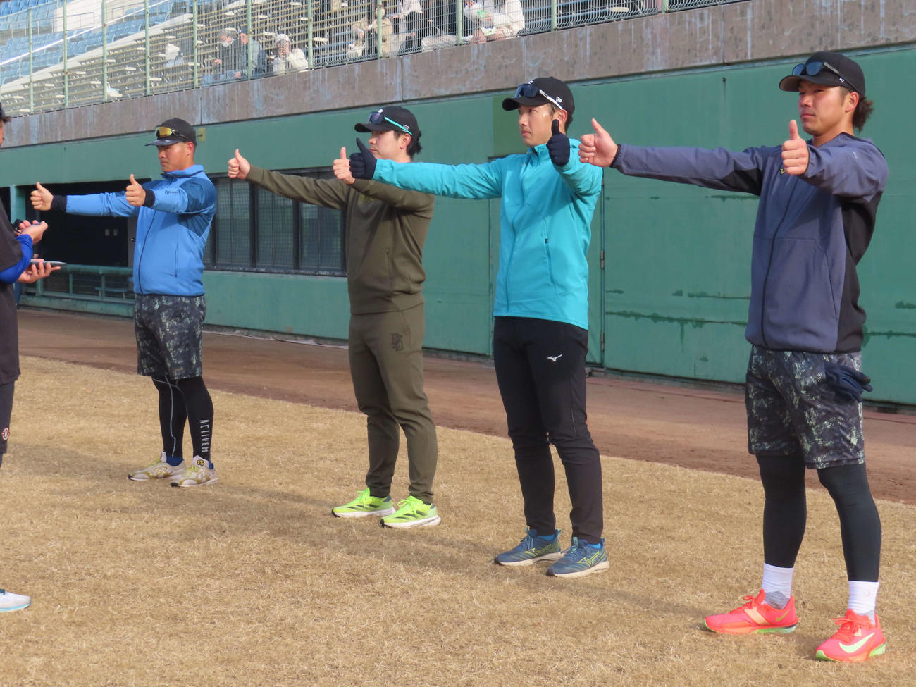 「佐野組」の自主トレで目のトレーニングを行う、左からDeNA小笠原、佐野、山本、中日知野（撮影・山本佳央）