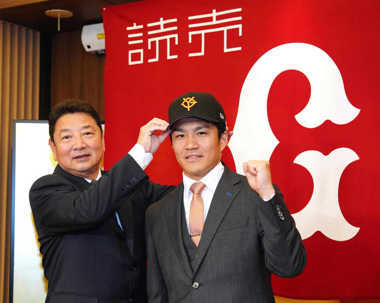 巨人入団会見に臨み、吉村CBO（左）と写真に納まる則本（撮影・江口和貴）