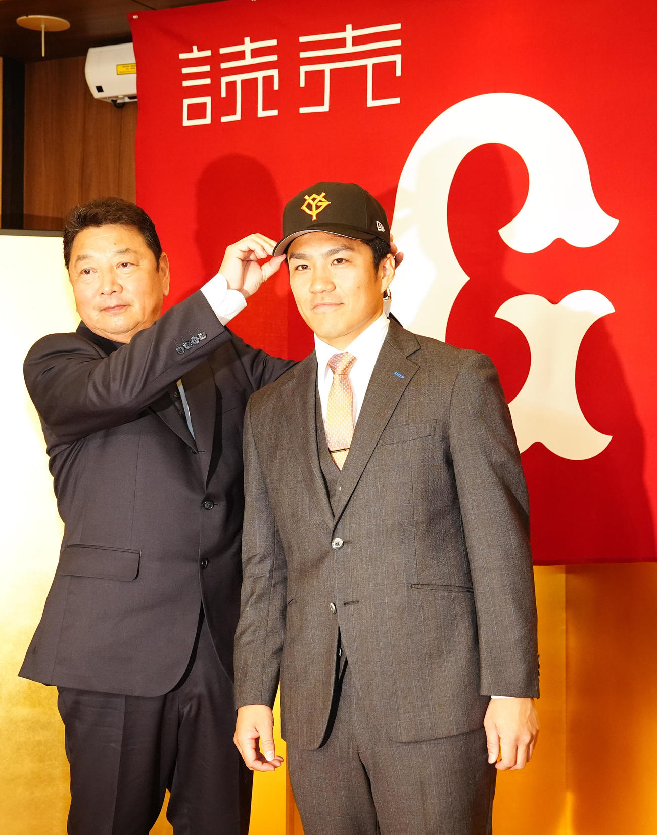 巨人入団会見に臨み、吉村CBO（左）と写真に納まる則本（撮影・江口和貴）