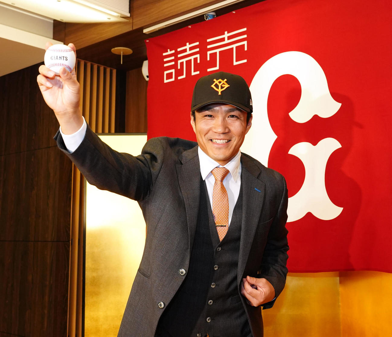 巨人入団会見に臨み、写真に納まる則本（撮影・江口和貴）