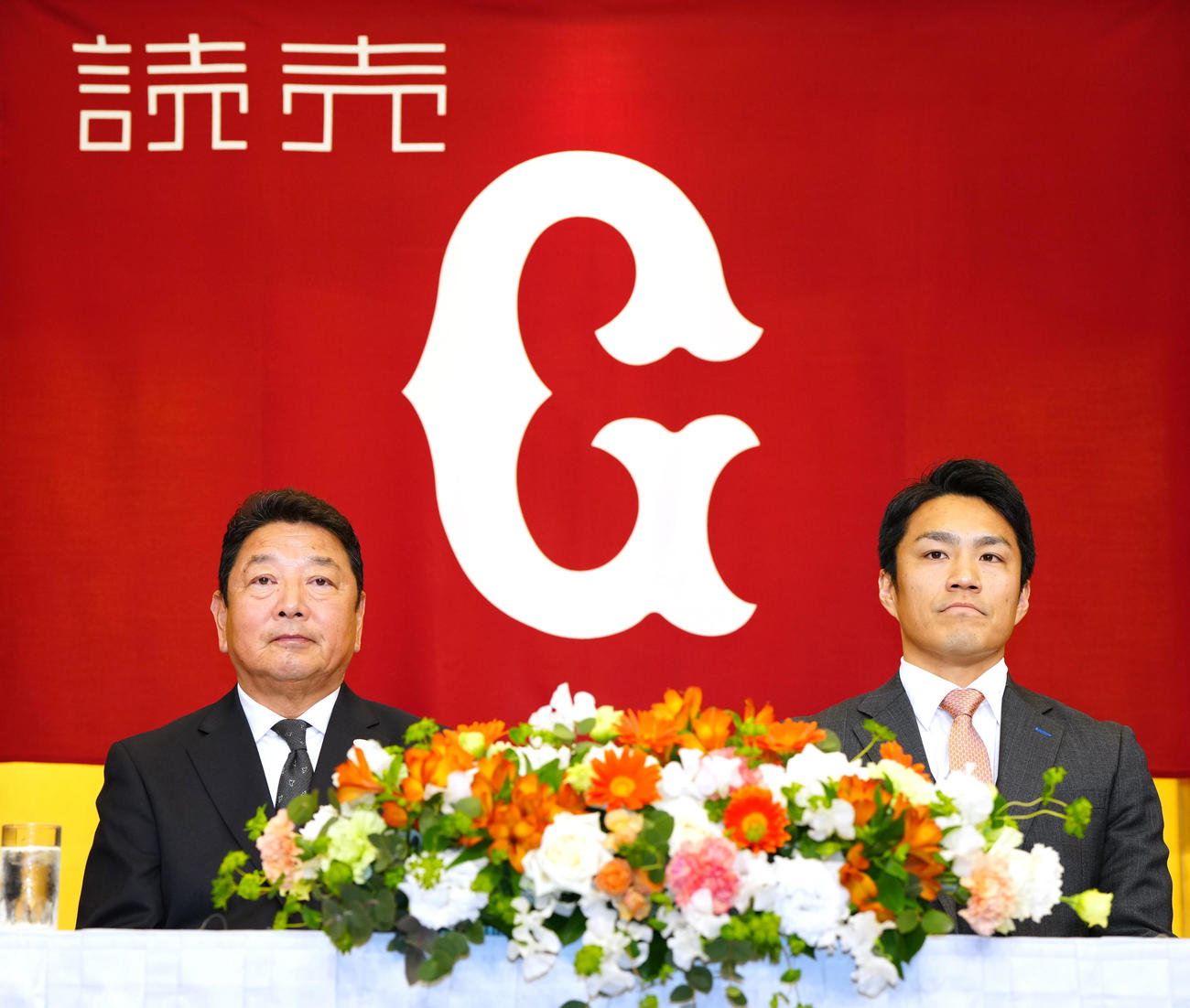 巨人入団会見に臨む則本（右）。左は吉村CBO（撮影・江口和貴）