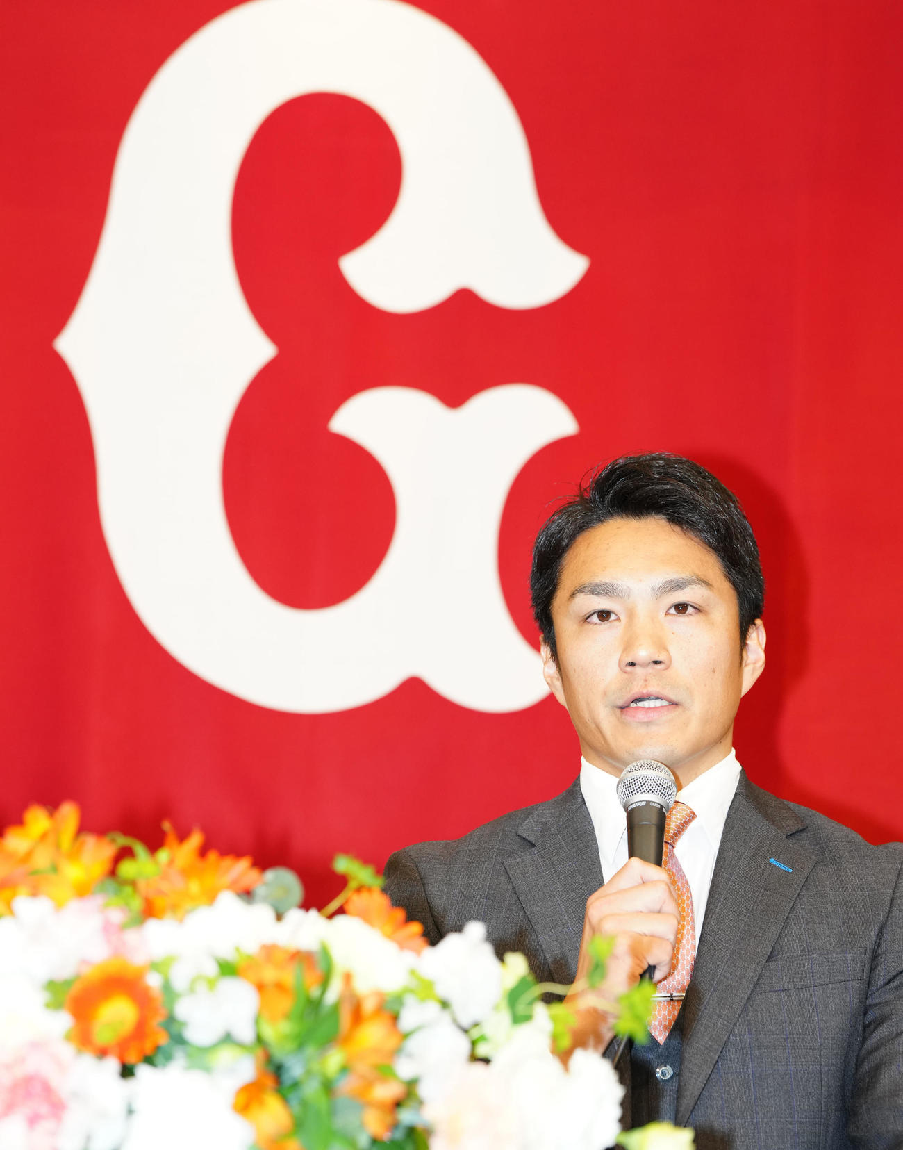 巨人入団会見に臨む則本（撮影・江口和貴）