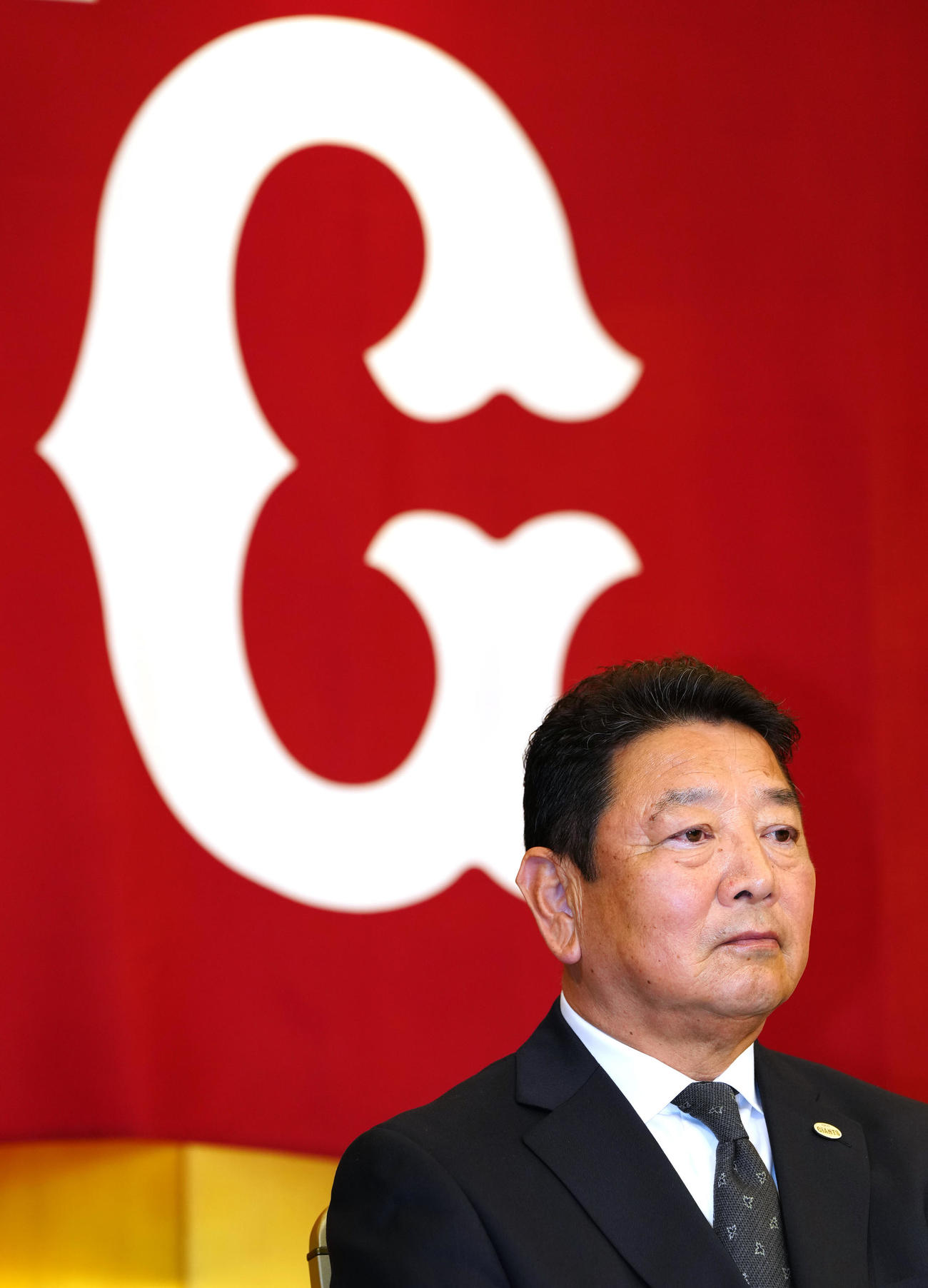 則本の巨人入団会見に同席する吉村CBO（撮影・江口和貴）