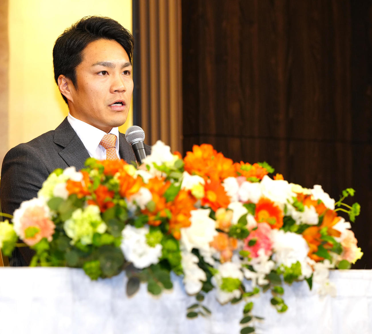 巨人入団会見に臨む則本（撮影・江口和貴）