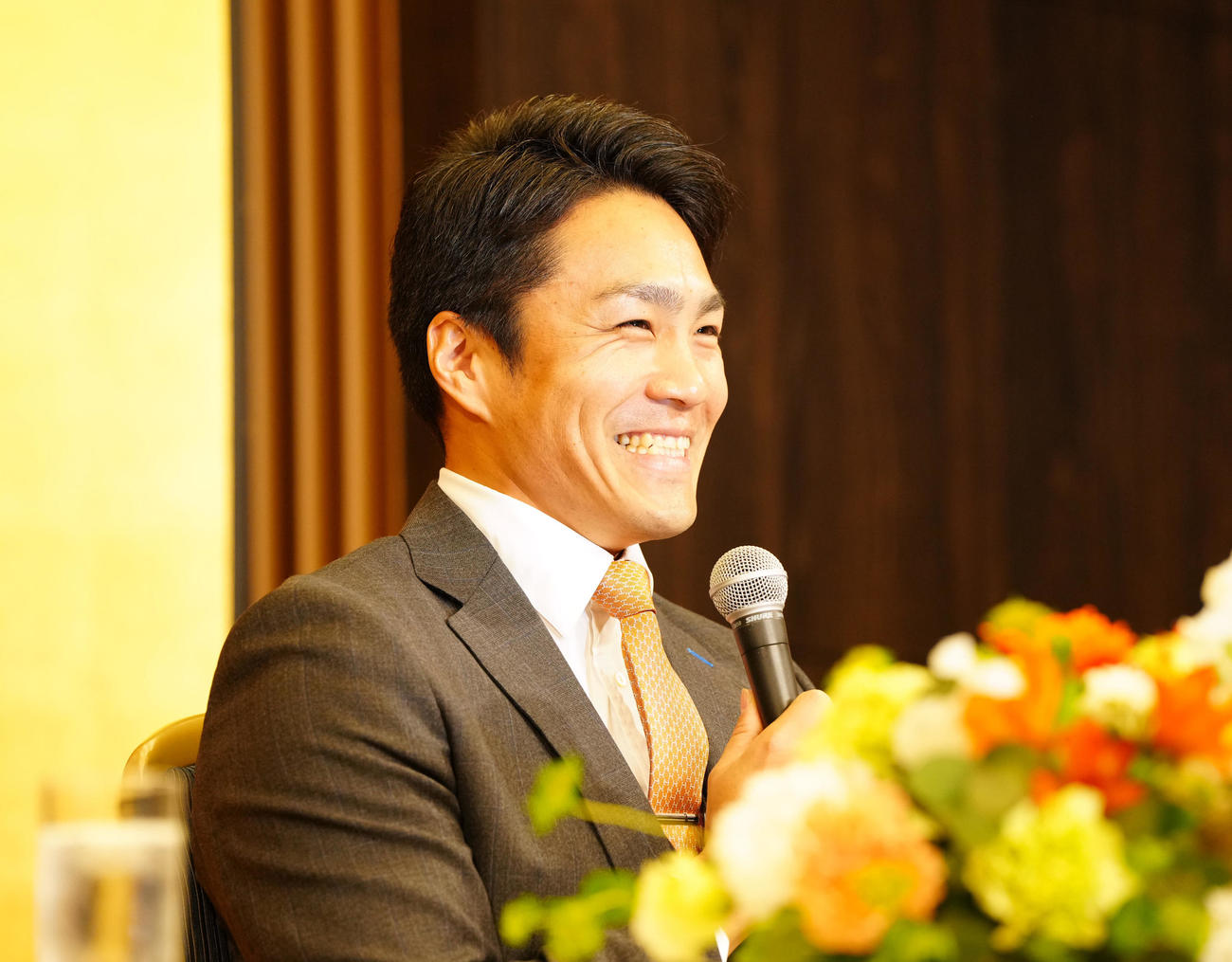 巨人入団会見で笑顔を見せる則本（撮影・江口和貴）