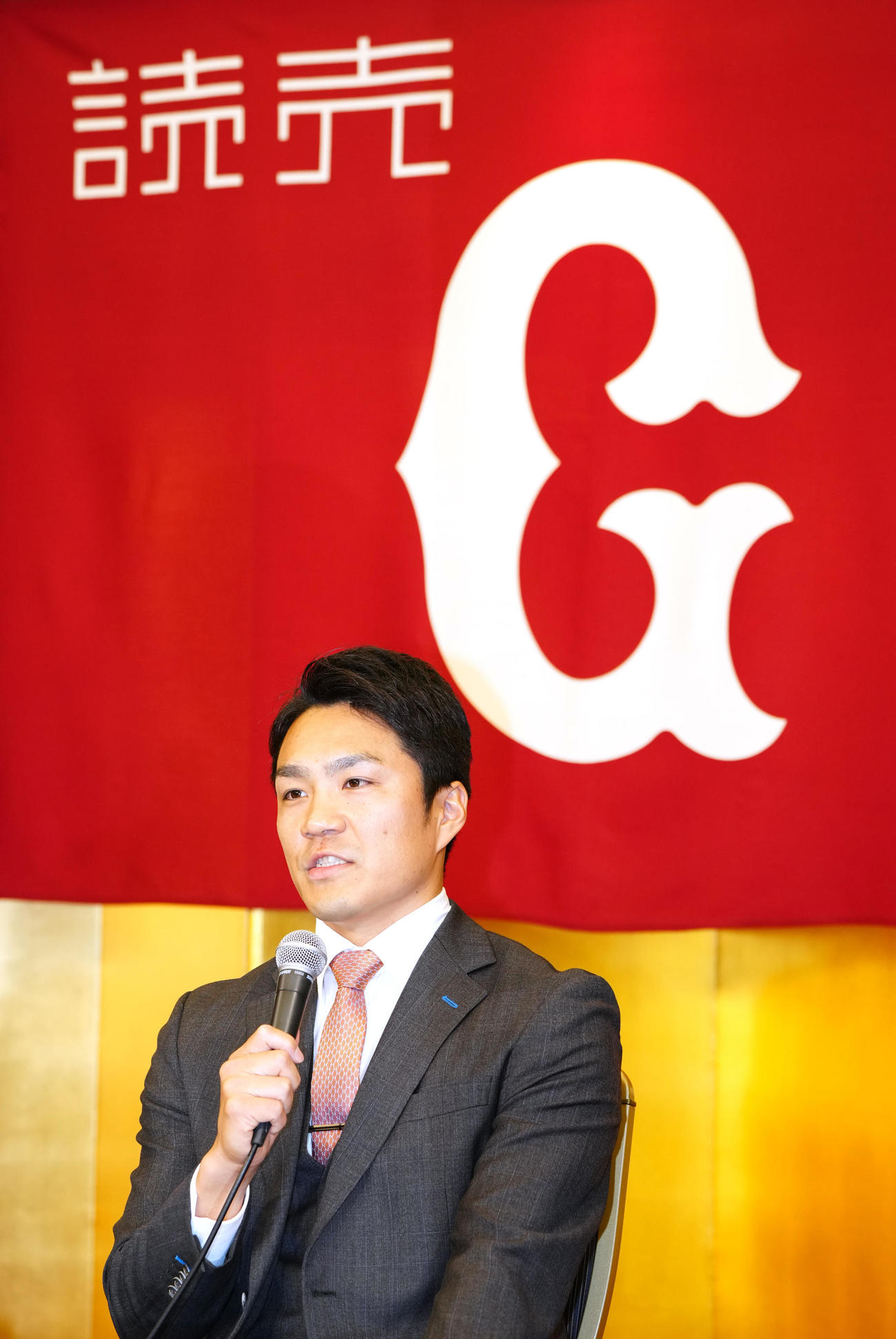 巨人入団会見に臨む則本（撮影・江口和貴）