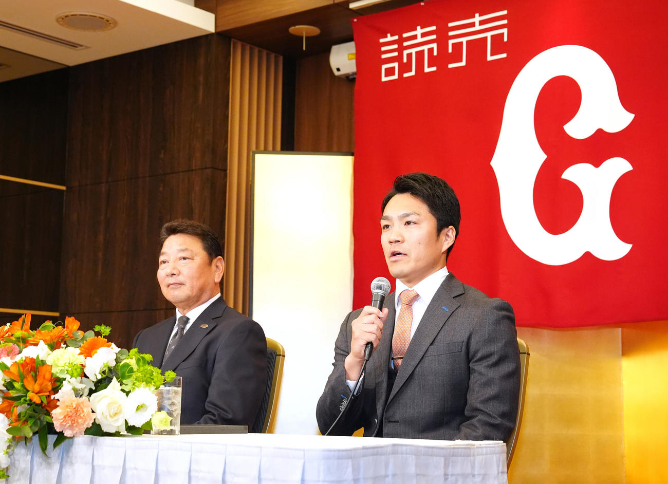 巨人入団会見に臨む則本（右）。左は吉村CBO（撮影・江口和貴）