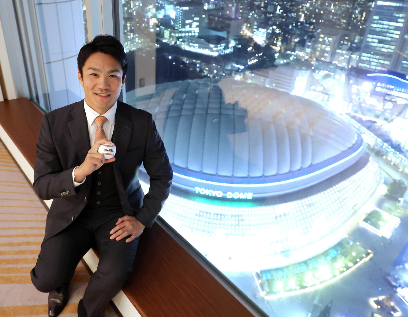 巨人入団会見後、東京ドームが望める部屋で写真に納まる則本