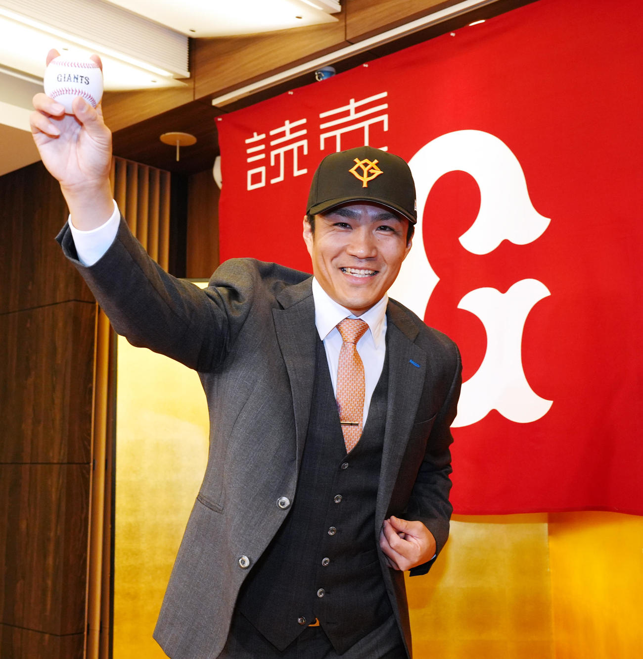 巨人入団会見に臨み、写真に納まる則本（撮影・江口和貴）