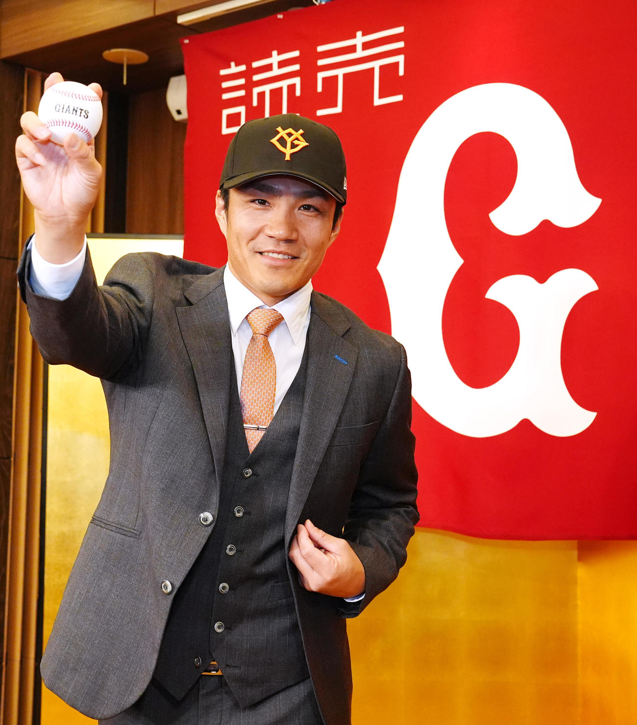 巨人入団会見に臨み、写真に納まる則本（撮影・江口和貴）